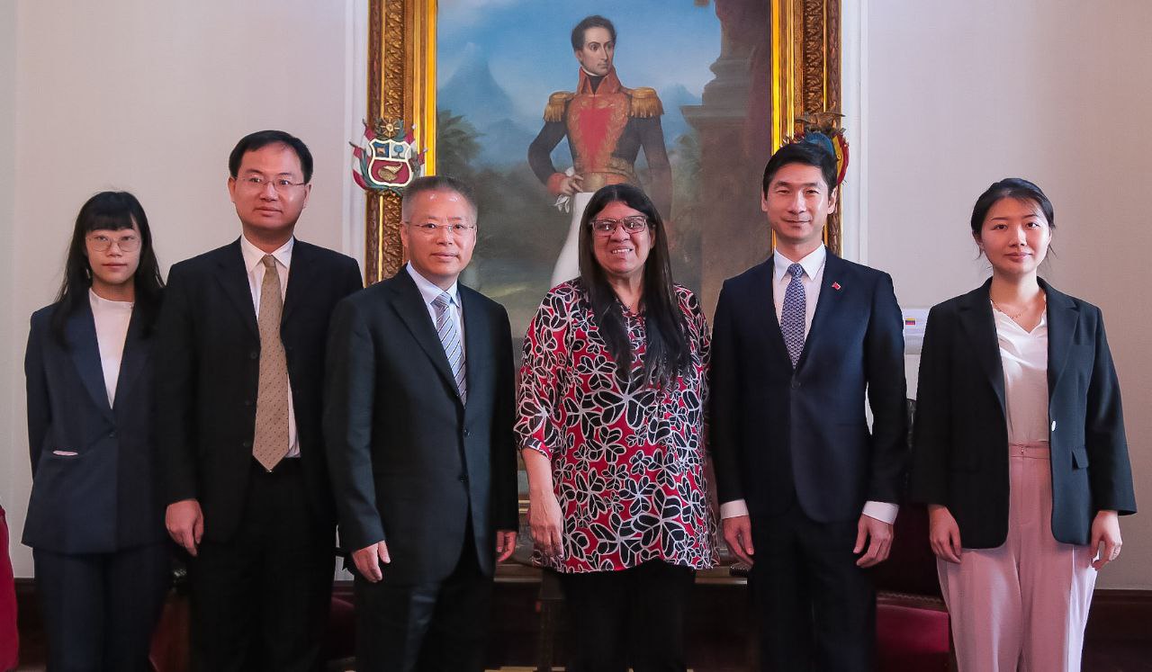 Viceministra Tatiana Pugh sostuvo encuentro con delegación del Comité Central del Partido Comunista de China