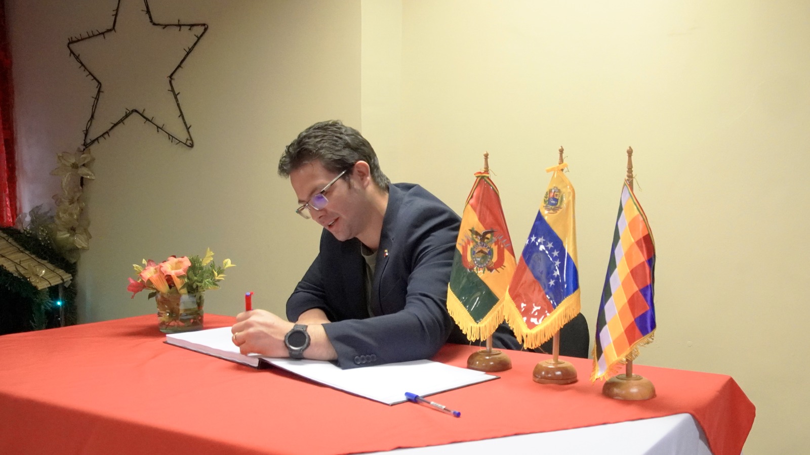Embajada de Venezuela en Bolivia socializa libro en apoyo al Esequibo