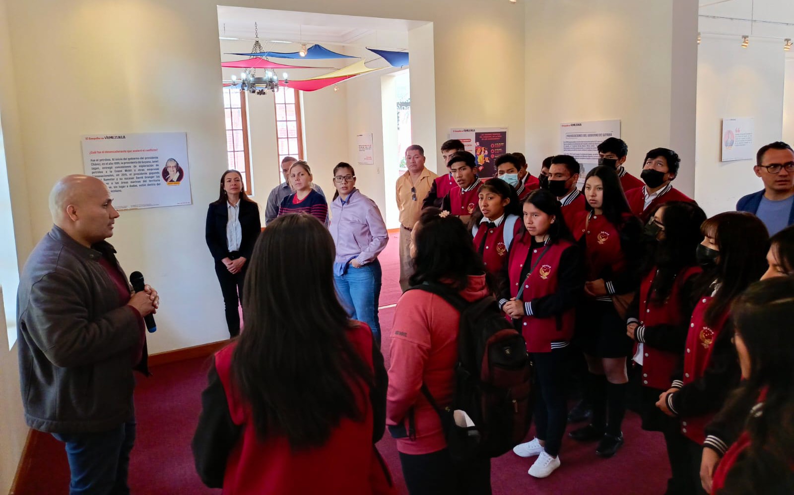 Estudiantes de UE «Hugo Chávez Frías» de Bolivia visitan exposición fotográfica “El Esequibo es Venezuela”