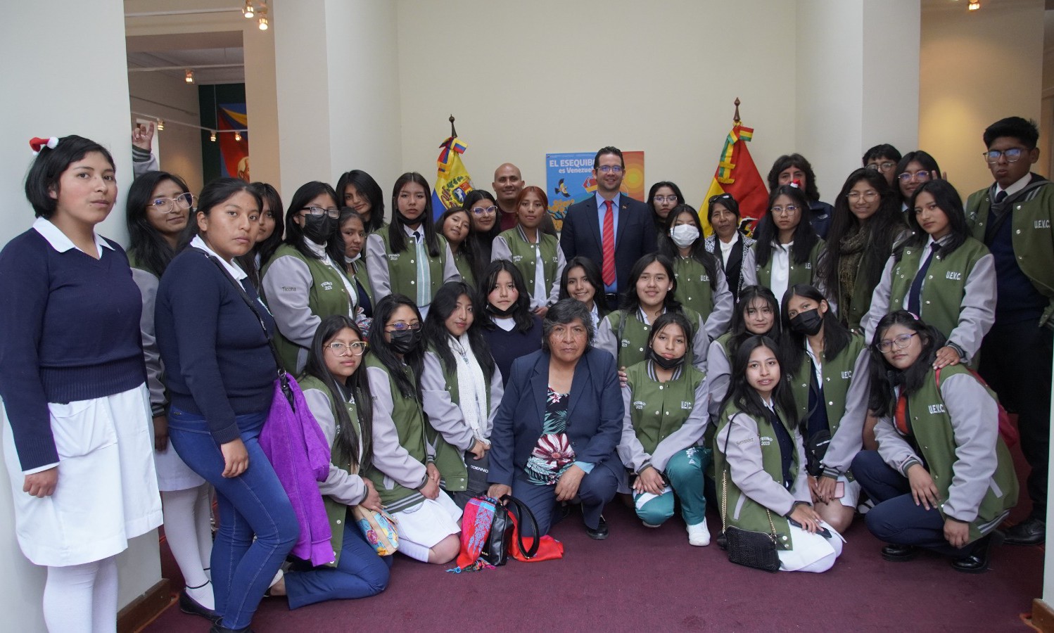 Estudiantes del liceo Venezuela en Bolivia visitan exposición sobre el Esequibo