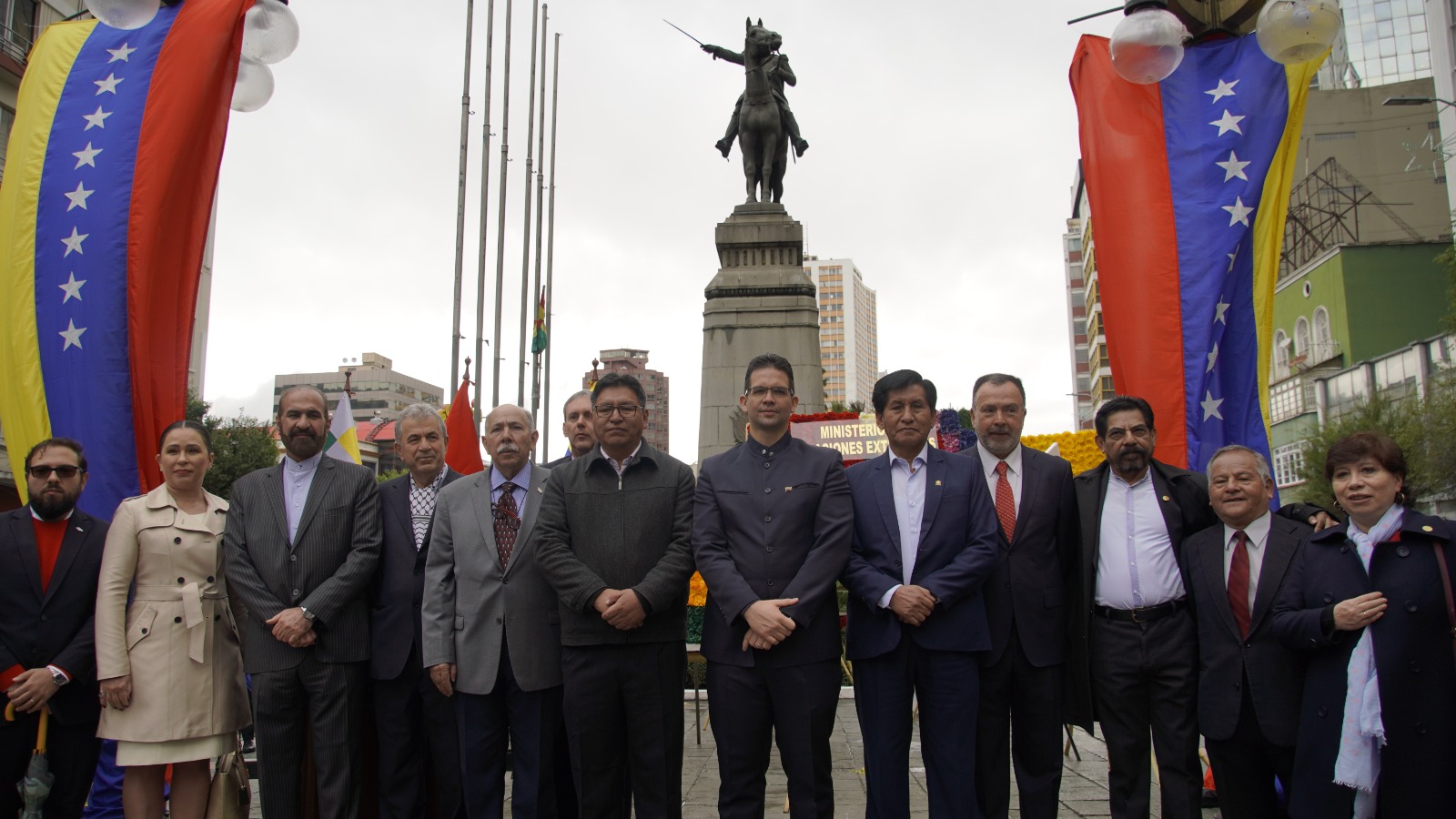Embajada de Venezuela en Bolivia conmemora 193 años del paso a la inmortalidad del Libertador Simón Bolívar con ofrenda floral