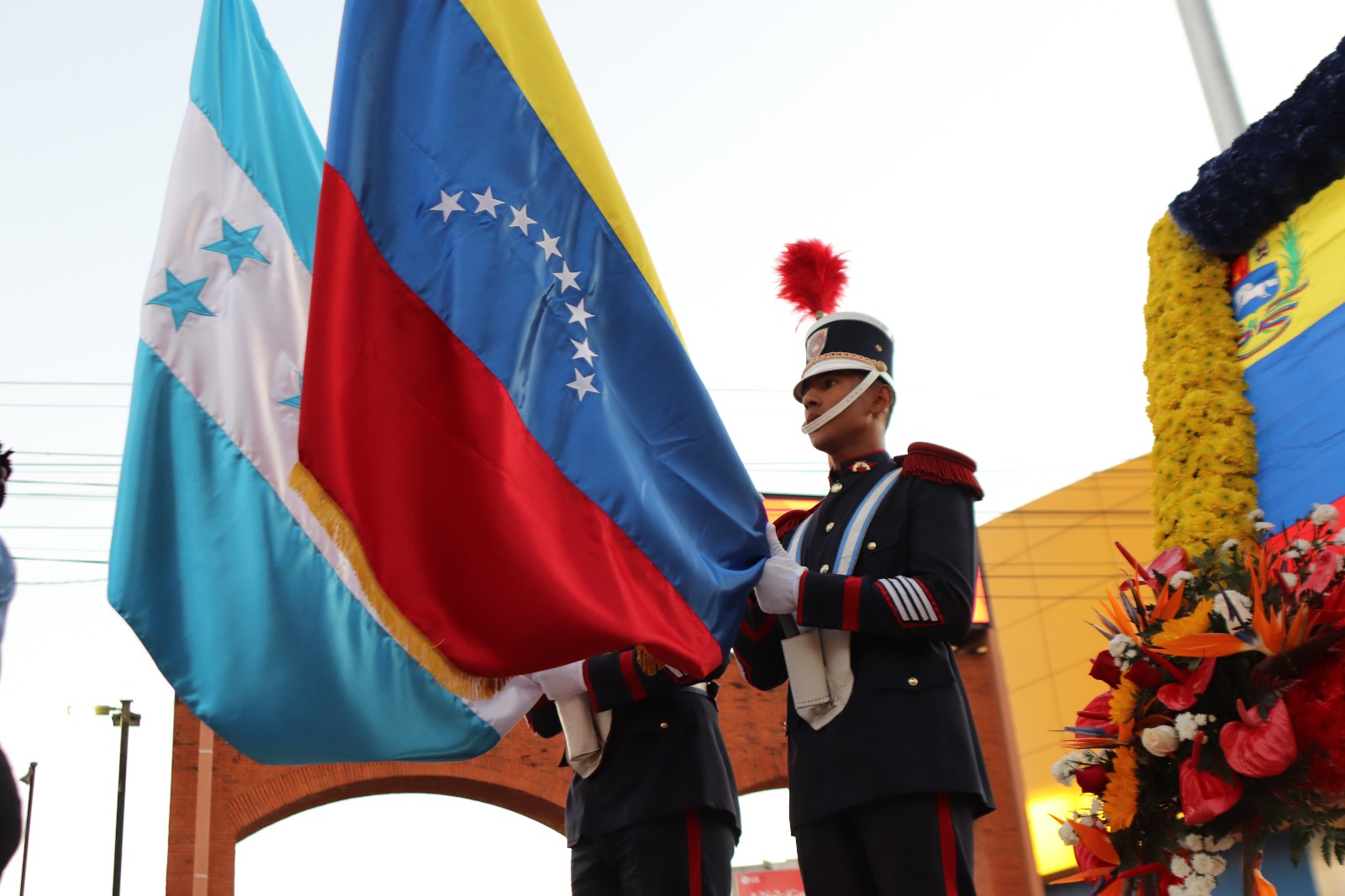 Embajada de Venezuela en Honduras realiza ofrenda floral en honor al Padre de la Patria