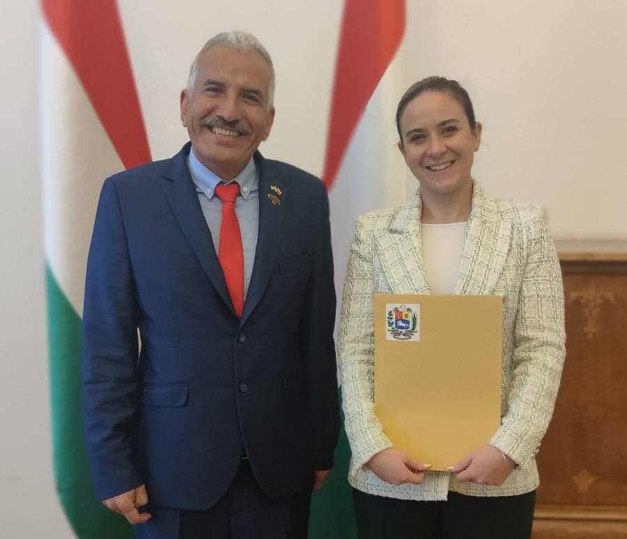 Embajador José Ramón Rivero entrega Copias de Estilo ante Cancillería de Hungría