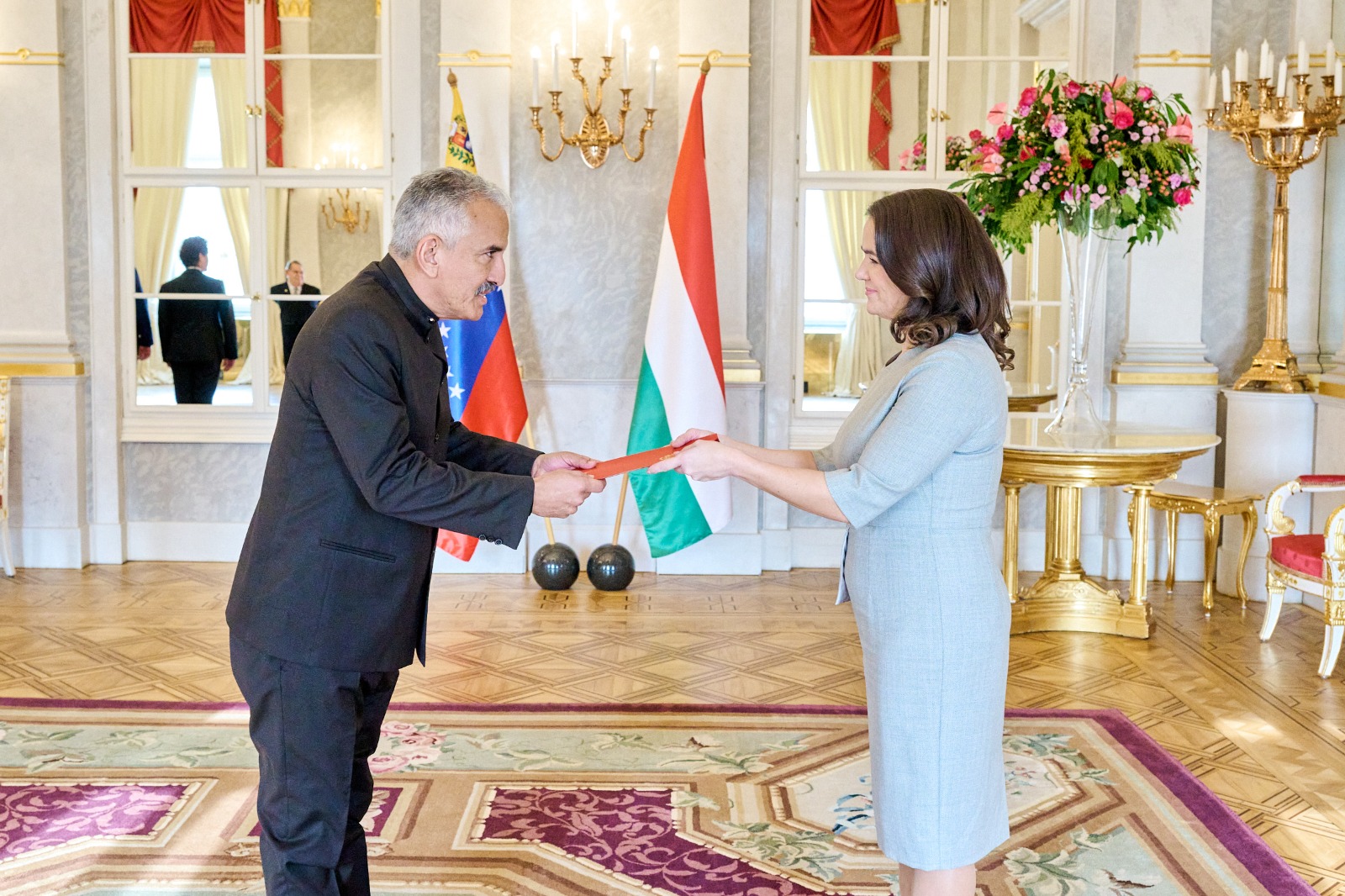 Embajador de Venezuela en Hungría entrega Cartas Credenciales a la presidenta Katalin Novák