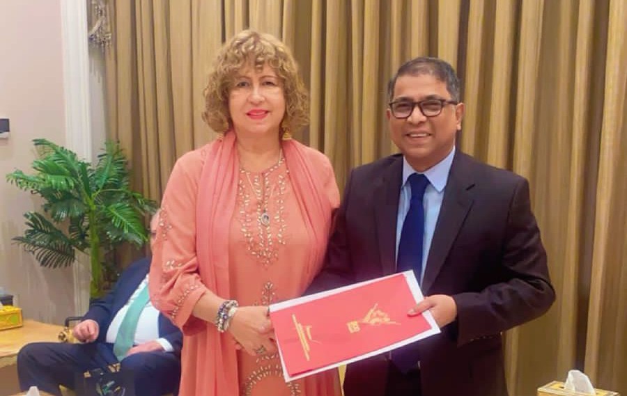 Embajadora Capaya Rodríguez entrega Copias de Estilo en Bangladesh