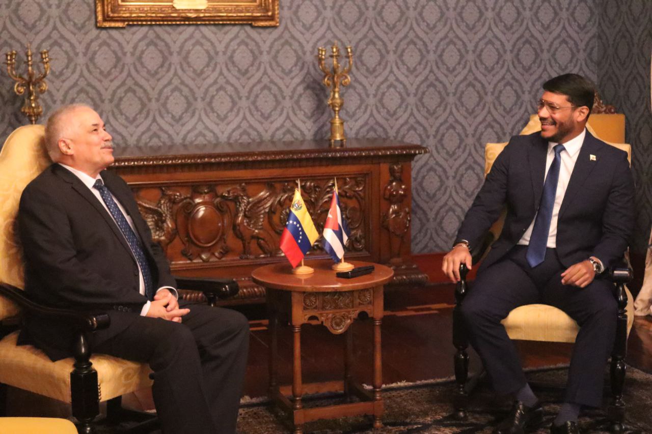 Venezuela y Cuba revisan agenda bilateral y situación política regional