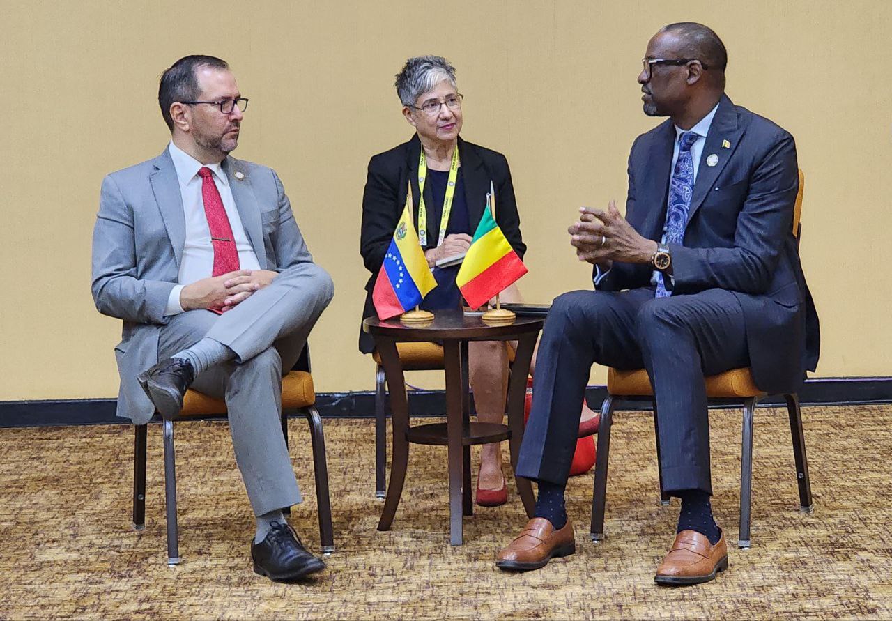 Venezuela y Mali revisan avances en la cooperación durante reunión en Uganda