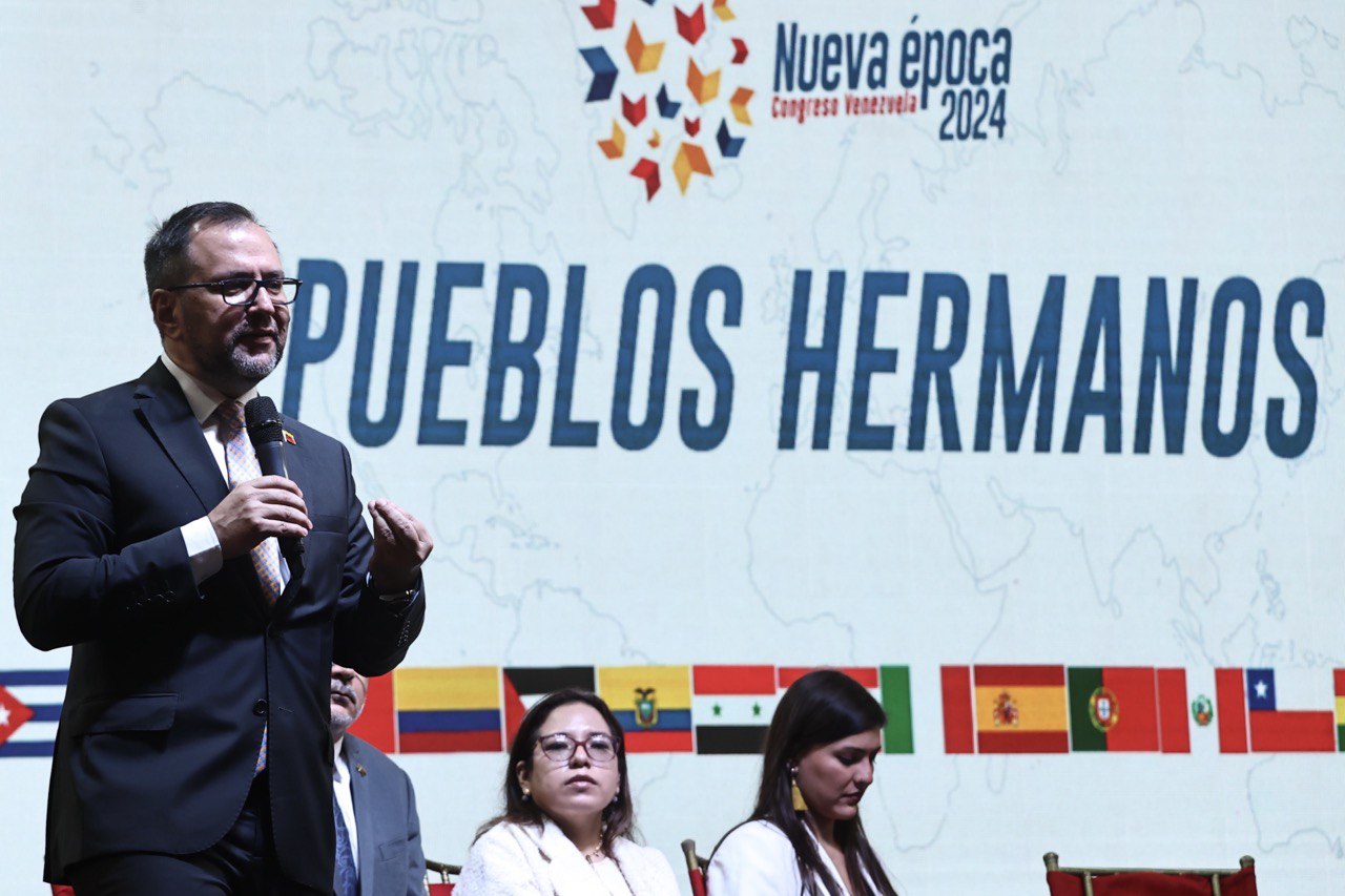 Canciller Yván Gil participa en debate con Comunidades Migrantes en Venezuela