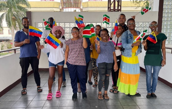 Embajada en Suriname celebra con estudiantes del IVCC los 25 años de la Revolución Bolivariana