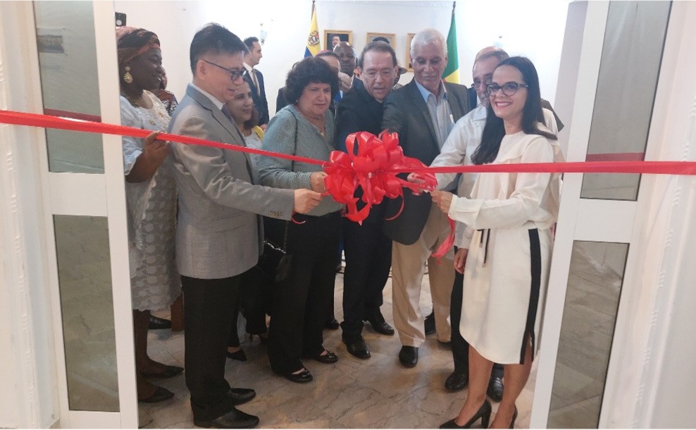 Embajada de Venezuela en Benín inaugura exposición 25 años de la Mano del Pueblo