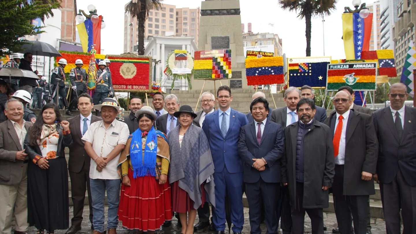Embajada de Venezuela en Bolivia conmemora 229 años del natalicio de Antonio José de Sucre con ofrenda floral