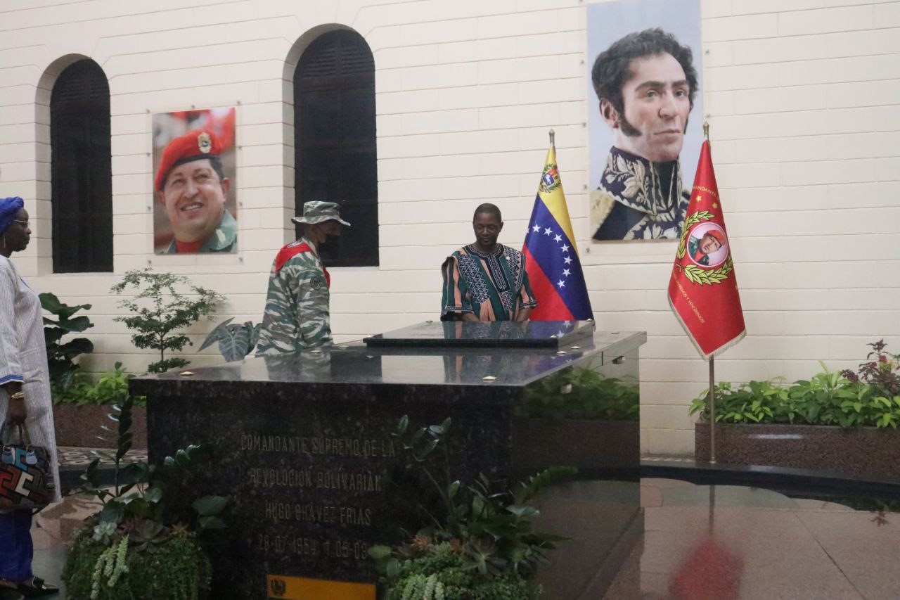 Canciller de Burkina Faso rinde honores al Comandante Chávez en el Cuartel 4F