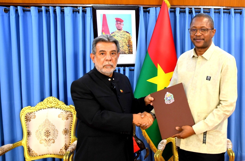 Embajador Colmenares entrega Copias de Estilo ante Cancillería de Burkina Faso