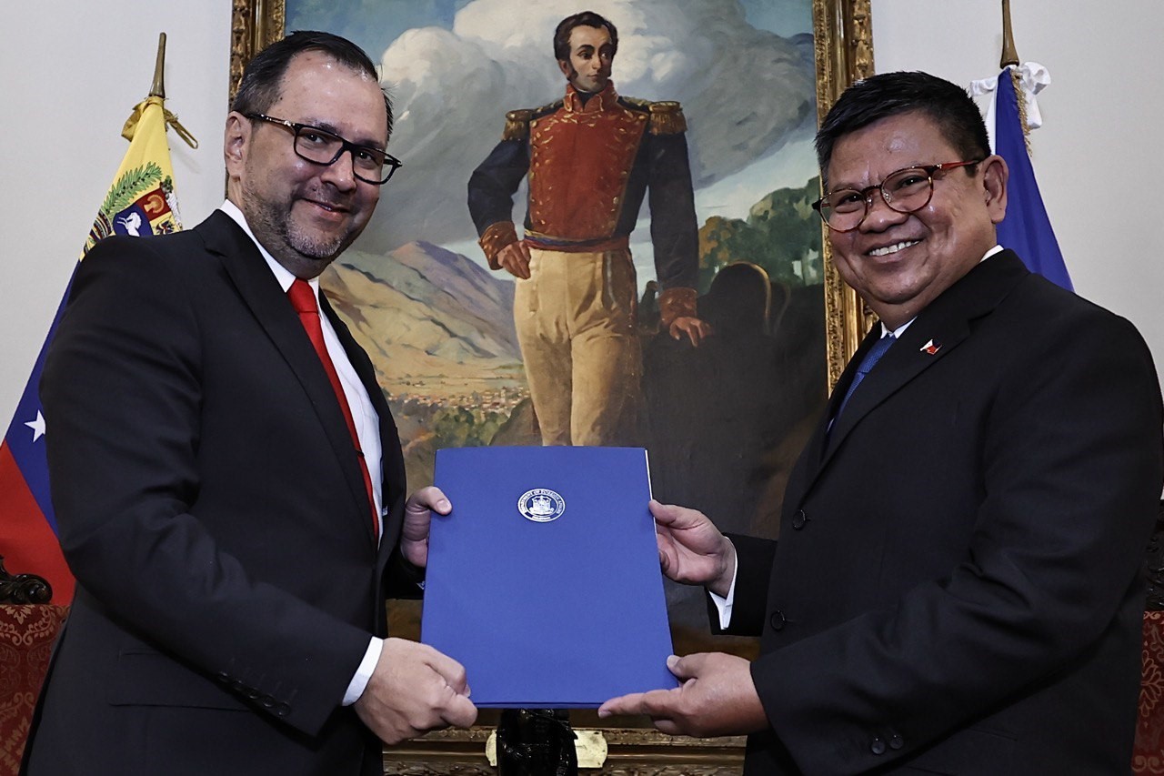 Canciller Yván Gil recibe Copias de Estilo del Embajador de Filipinas designado ante el país