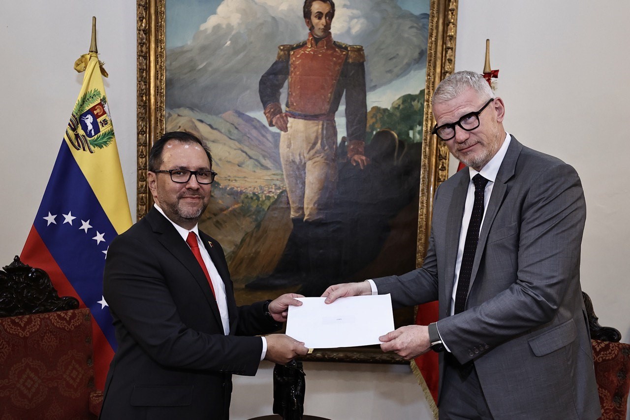 Embajador designado de Noruega presenta Copias de Estilo ante el canciller Yván Gil