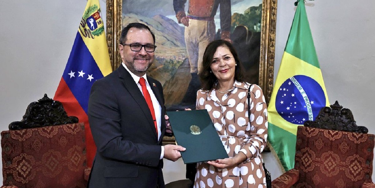Canciller Yván Gil recibe Copias de Estilo de Embajadora designada de Brasil