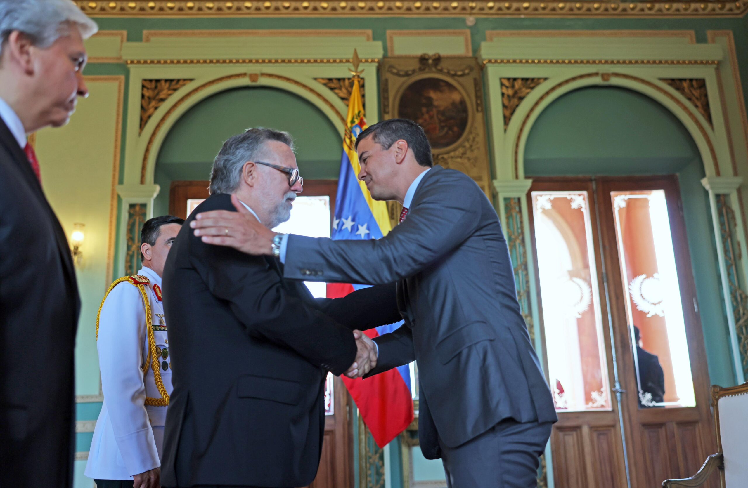 Presidente paraguayo Santiago Peña recibe Cartas Credenciales del embajador Ricardo Capella