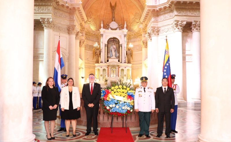 Embajador venezolano recorrió el Panteón de los Héroes y firmó el libro de visitantes ilustres en Paraguay