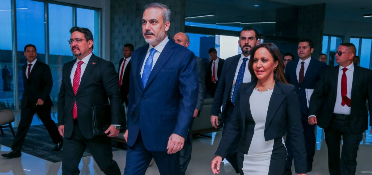 Canciller de Türkiye arriba a Venezuela para estrechar lazos de cooperación