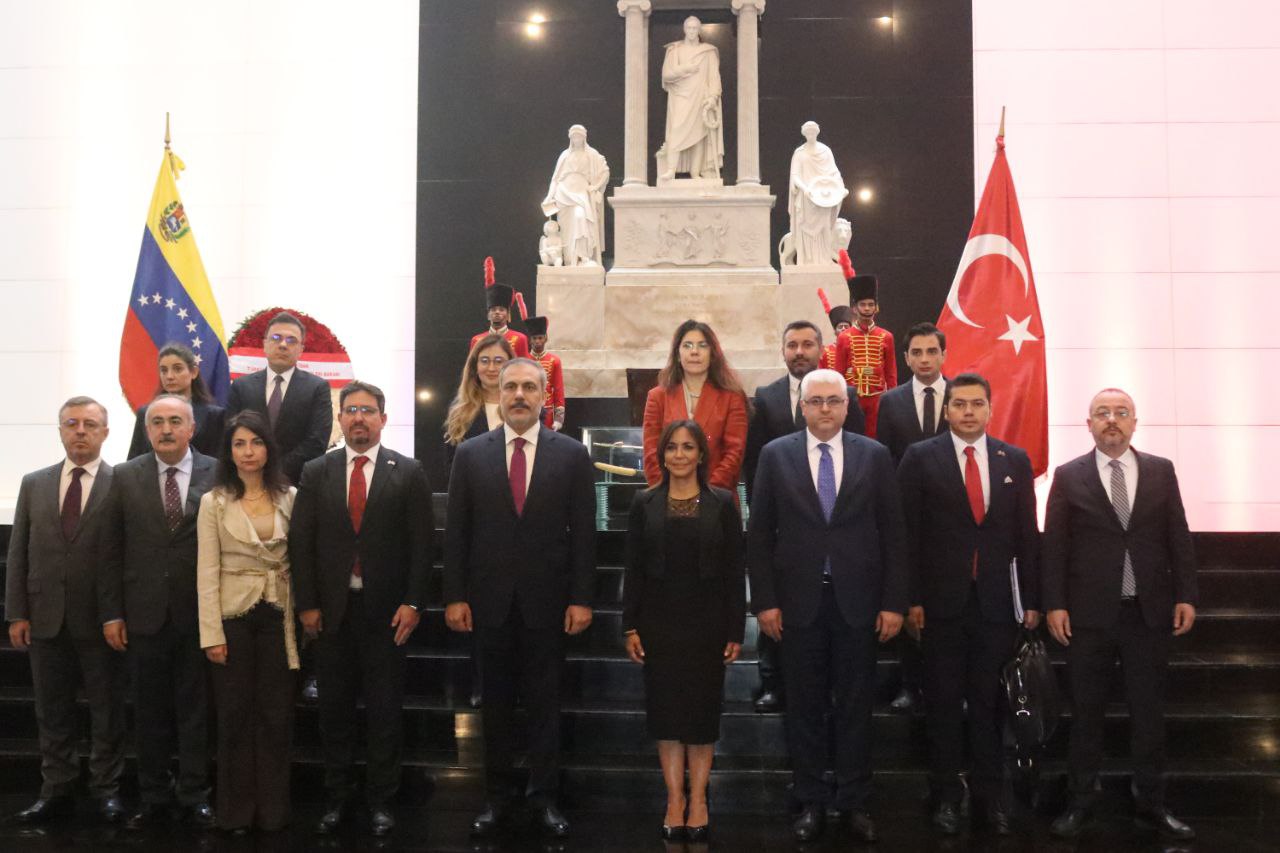 Canciller de Türkiye rinde honores al Libertador Simón Bolívar en el Panteón Nacional