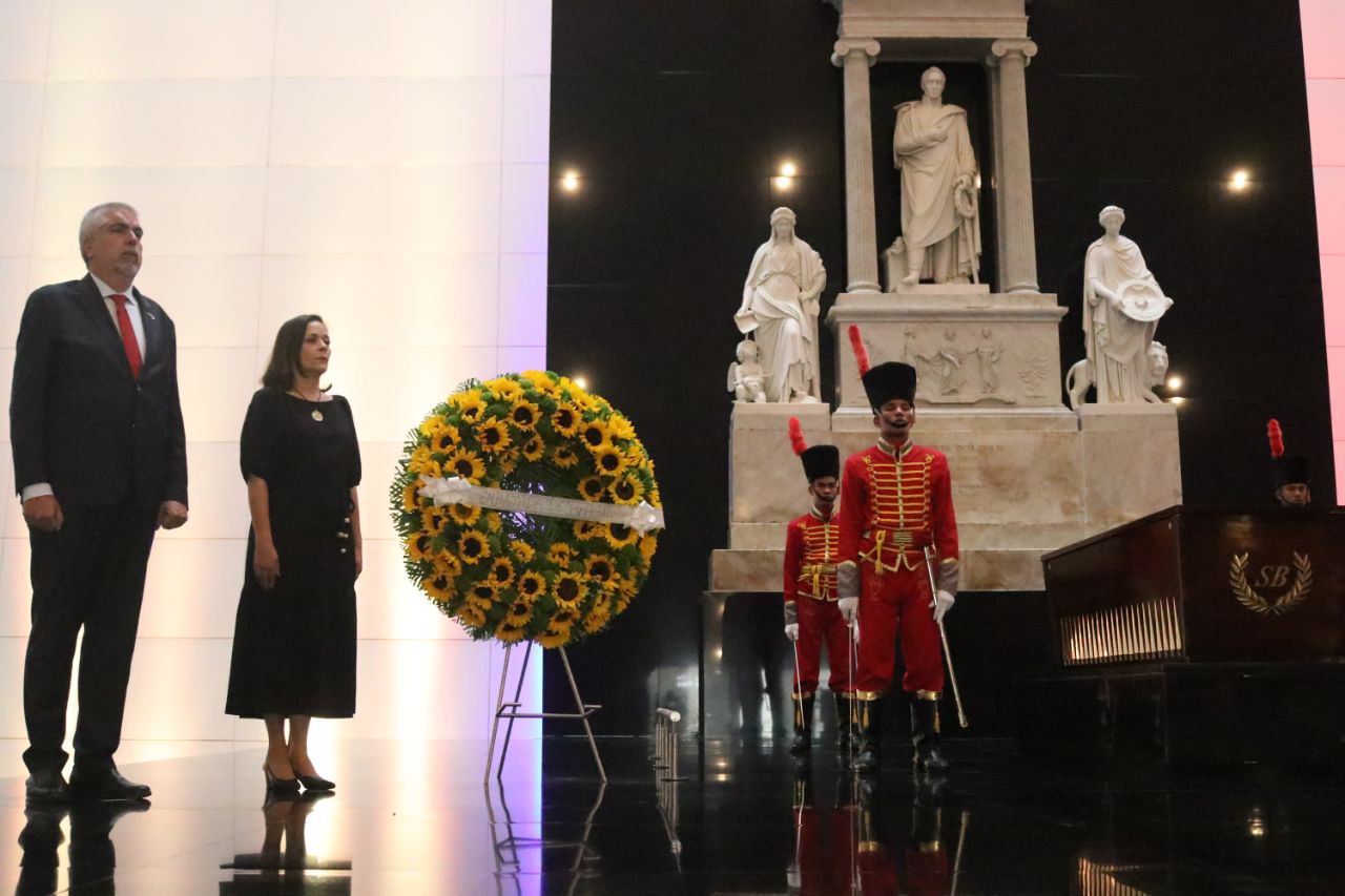 Embajadora de Brasil rinde tributo al Libertador con ofrenda floral en el Panteón Nacional