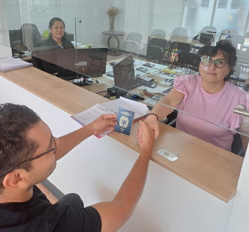 Gobierno venezolano entrega 700 pasaportes a connacionales en Costa Rica