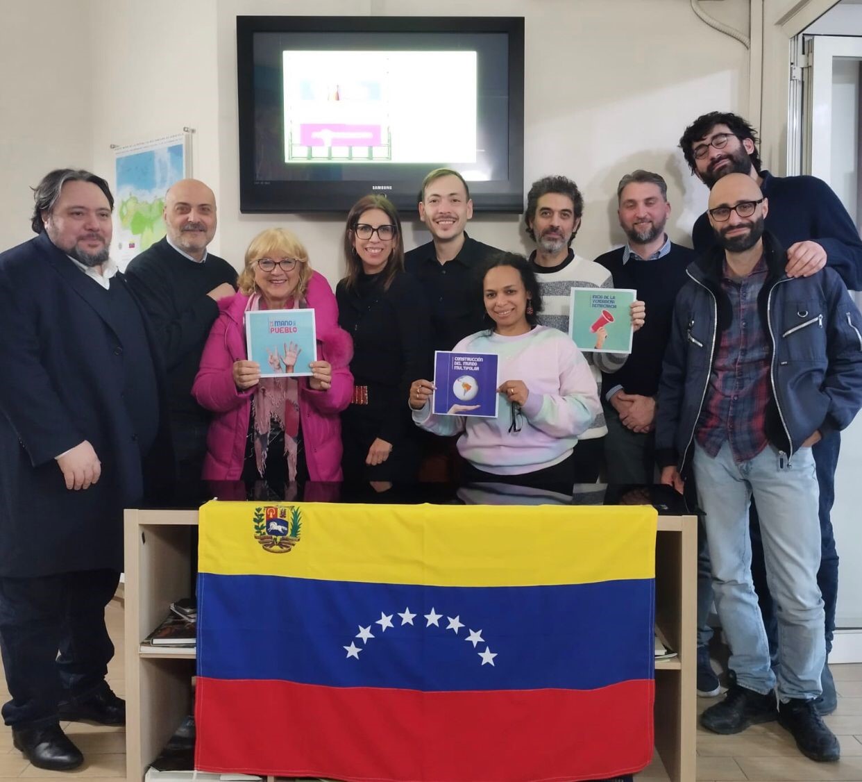Consulado de Venezuela en Nápoles conmemora el 25° aniversario de la Revolución Bolivariana