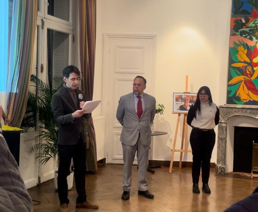 Embajada de Venezuela en París celebra 25° de la Revolución Bolivariana