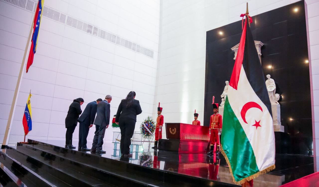 Conmemoran con ofrenda floral el 48° aniversario de la Proclamación de la República Árabe Saharaui Democrática