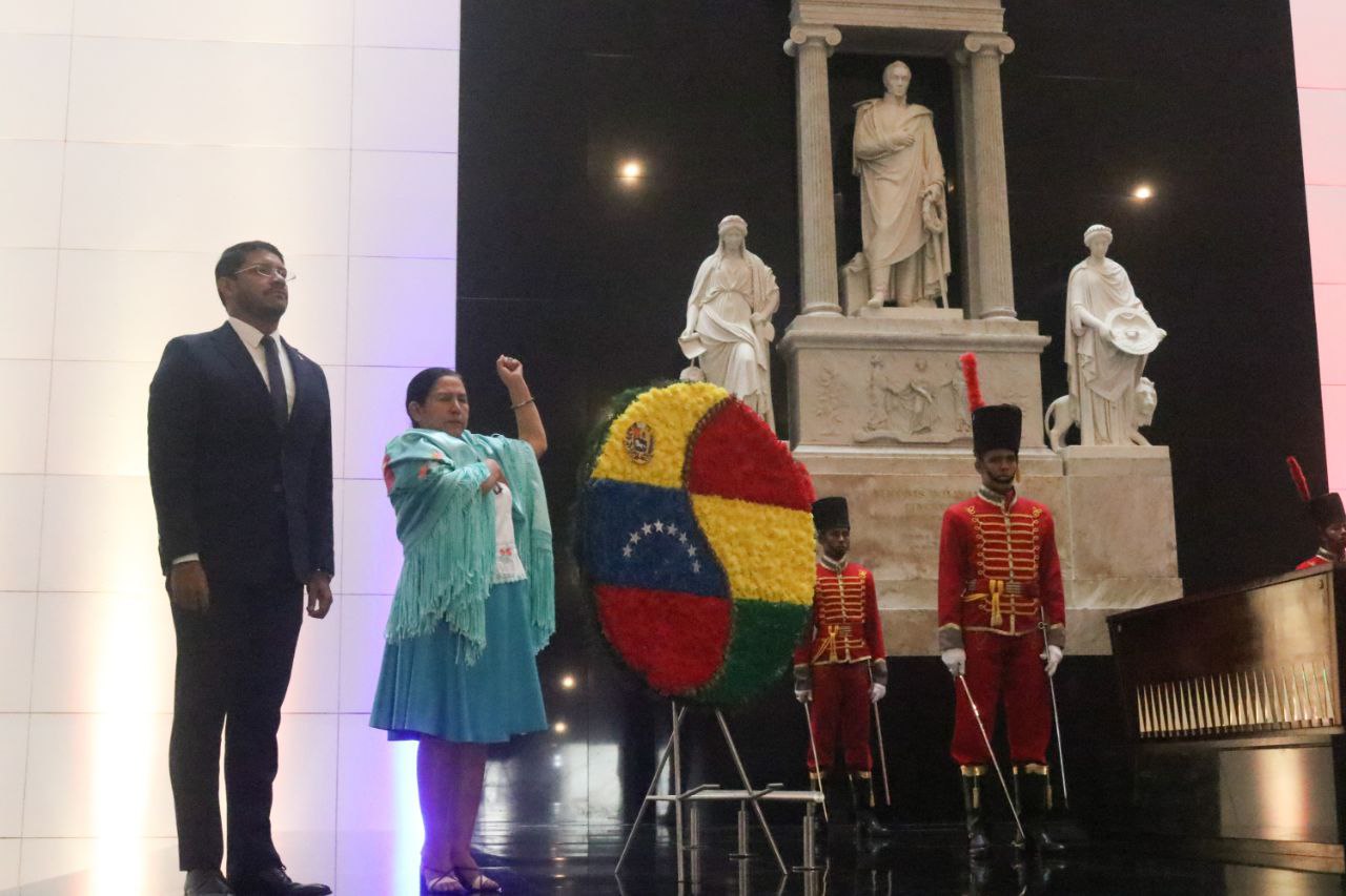 Canciller de Bolivia rinde honores al Libertador Simón Bolívar en Caracas