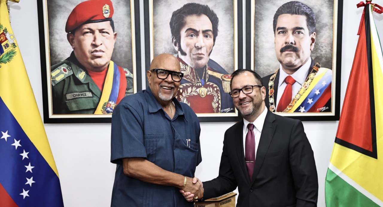 Canciller Yván Gil se reúne con Embajador de Guyana para fomentar diálogo binacional
