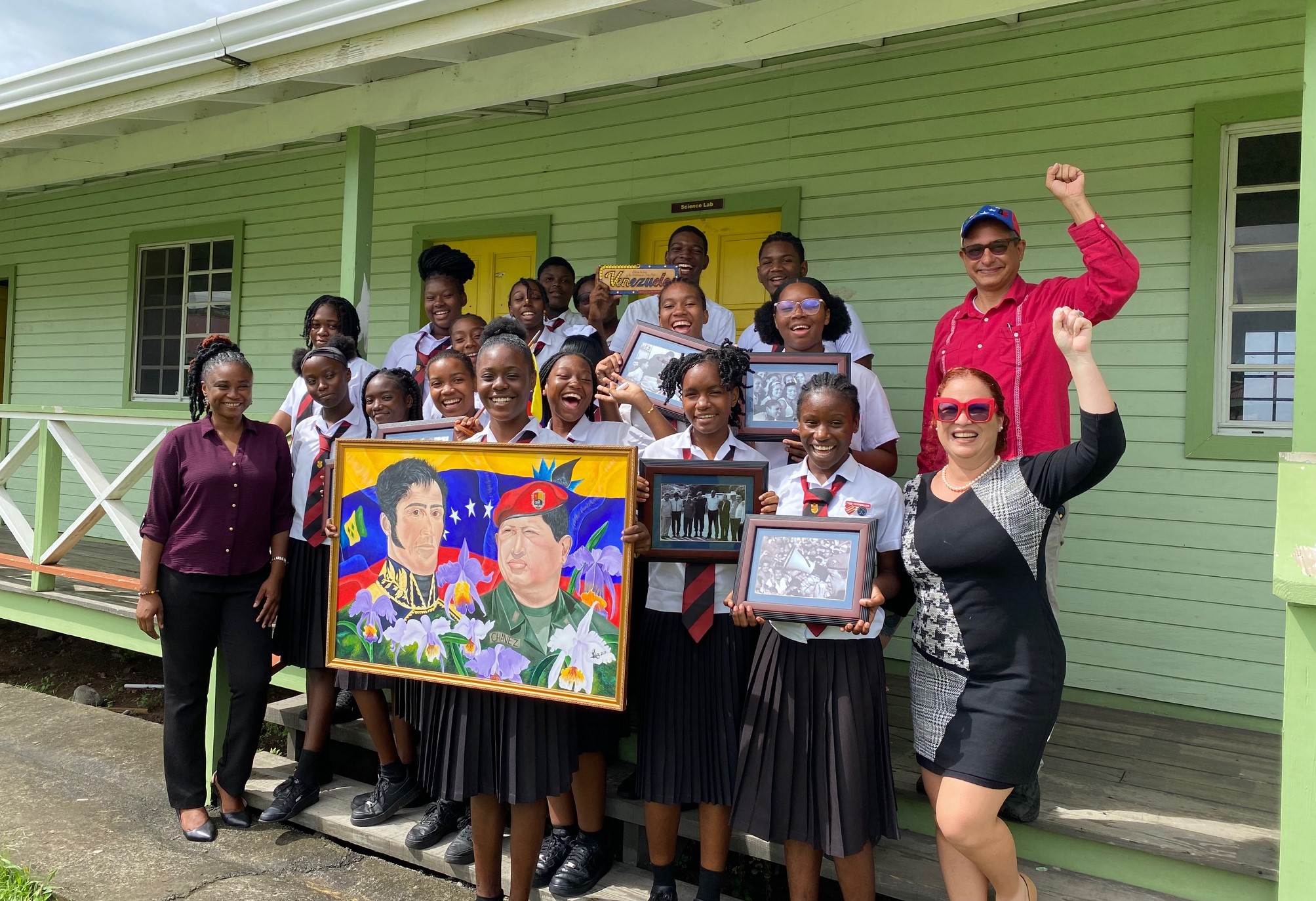 Estudiantes de San Vicente y las Granadinas leen “Los cuentos del arañero” a 11 años de la siembra del Comandante Chávez