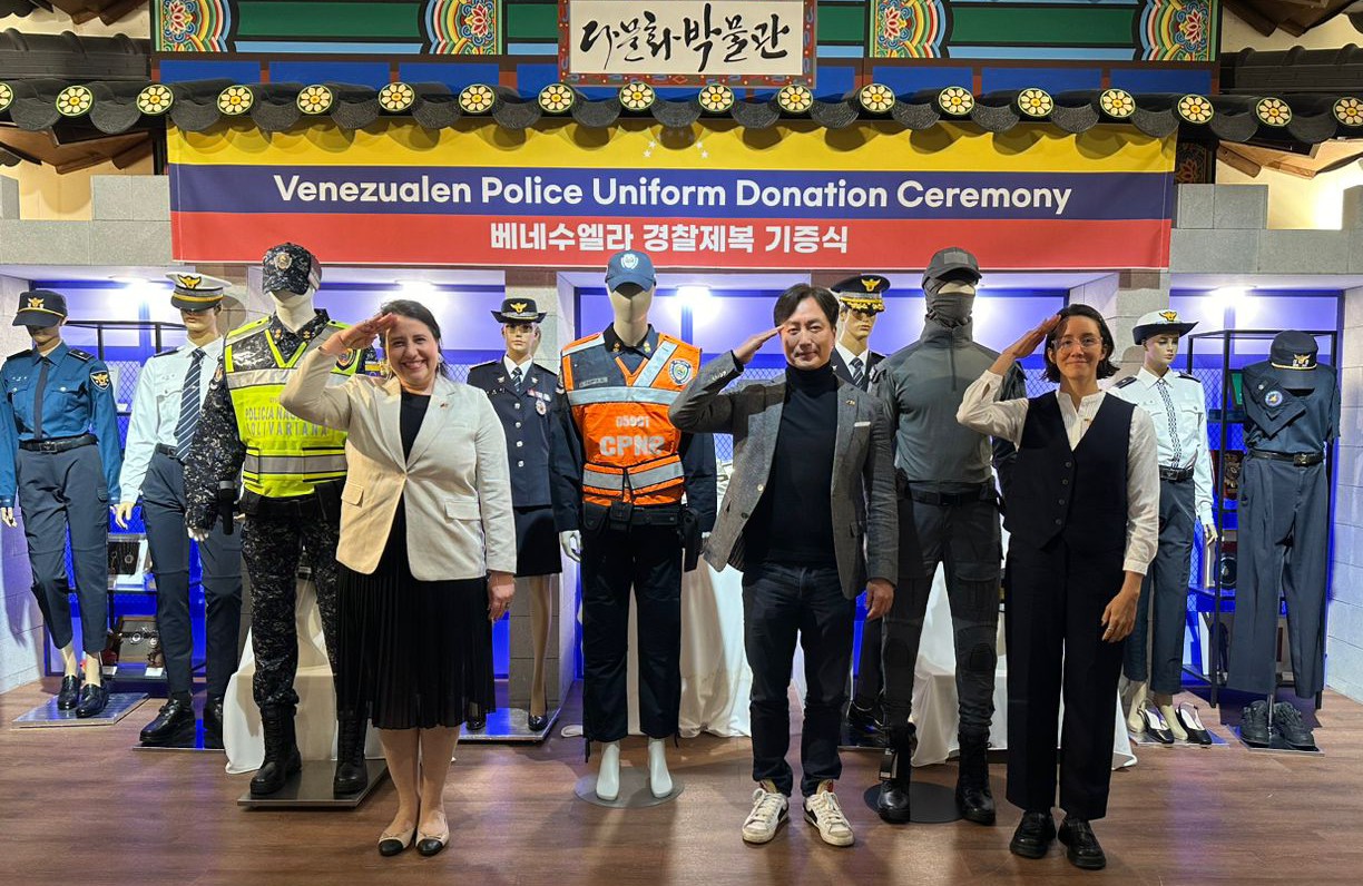 Venezuela dona uniformes de la PNB a exhibición del Museo Multicultural de Seúl
