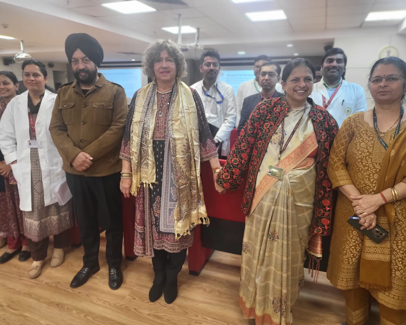 Embajadora de Venezuela visita Instituto de medicina ayurvédica en la India