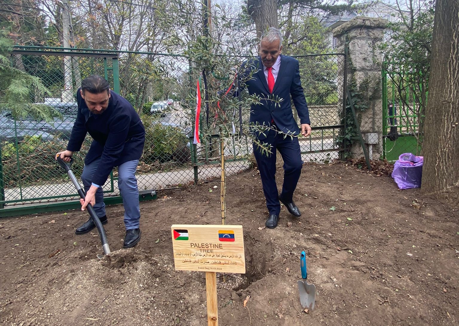 Embajada de Palestina planta árbol de olivo en Misión Diplomática de Venezuela en Hungría