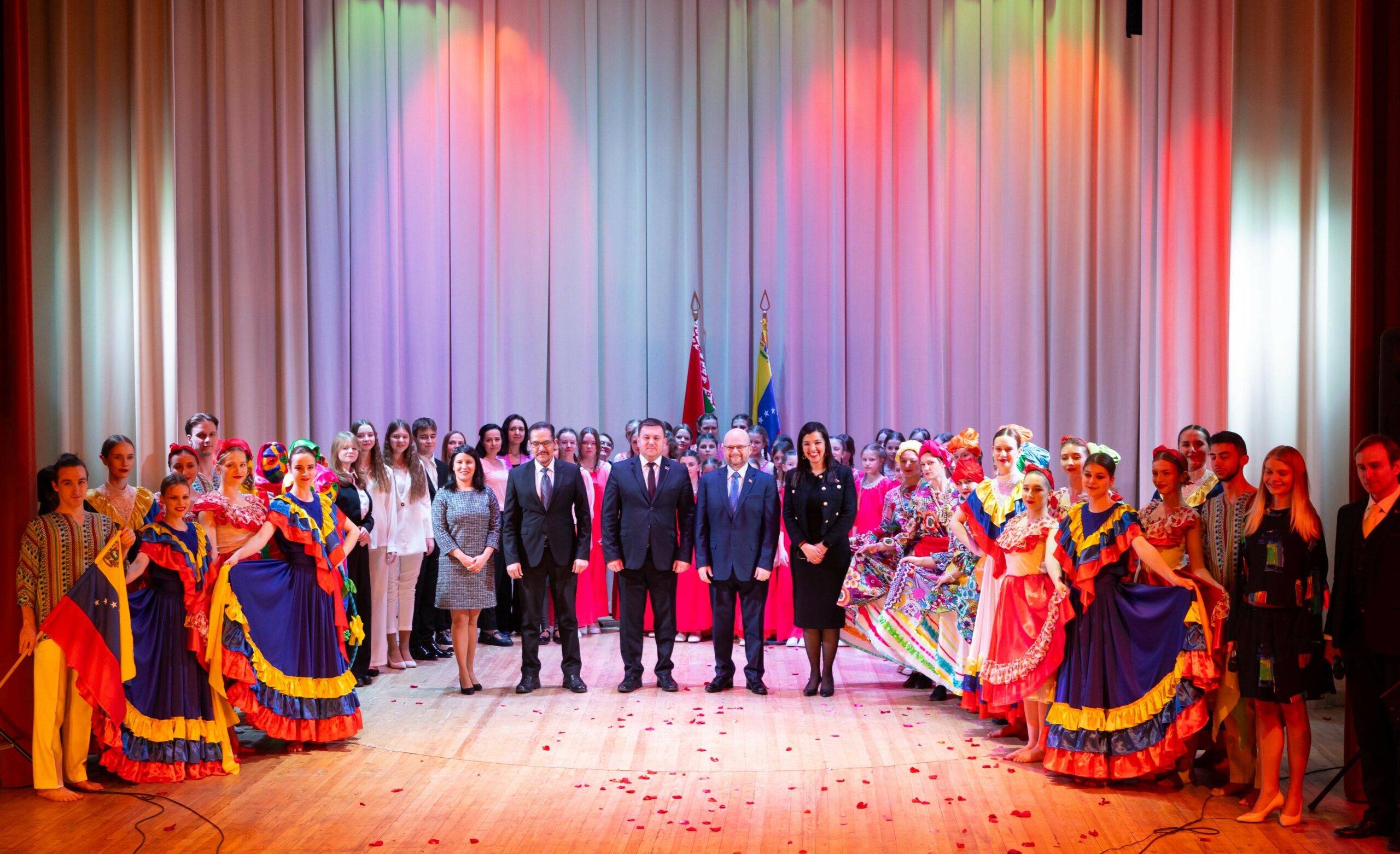 Centro Cultural Latinoamericano Simón Bolívar en Minsk celebra su 15° aniversario con música y bailes