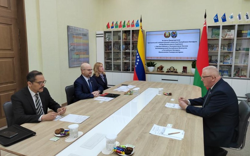 Embajador de Venezuela en Minsk se reúne con la máxima autoridad electoral de Belarús