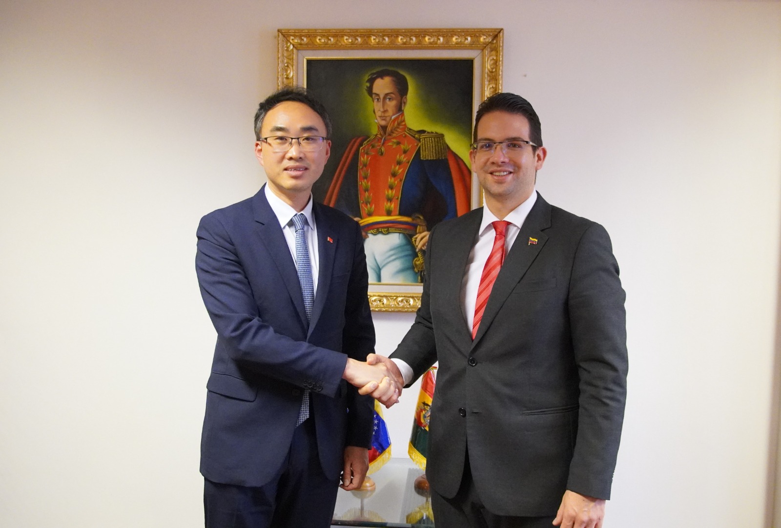 Embajadores de Venezuela y China en Bolivia sostienen encuentro