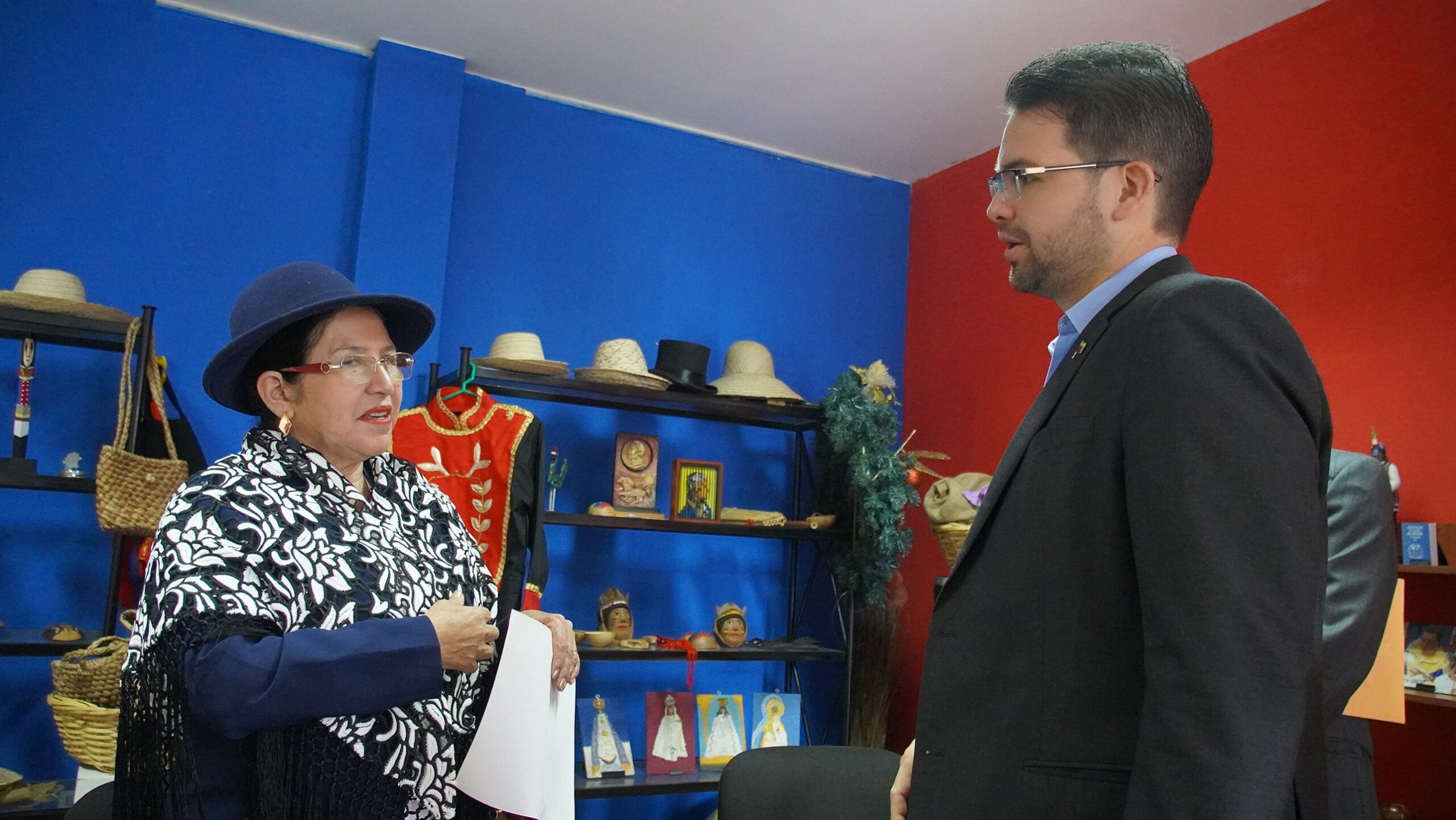 Canciller boliviana visita Embajada de Venezuela en La Paz