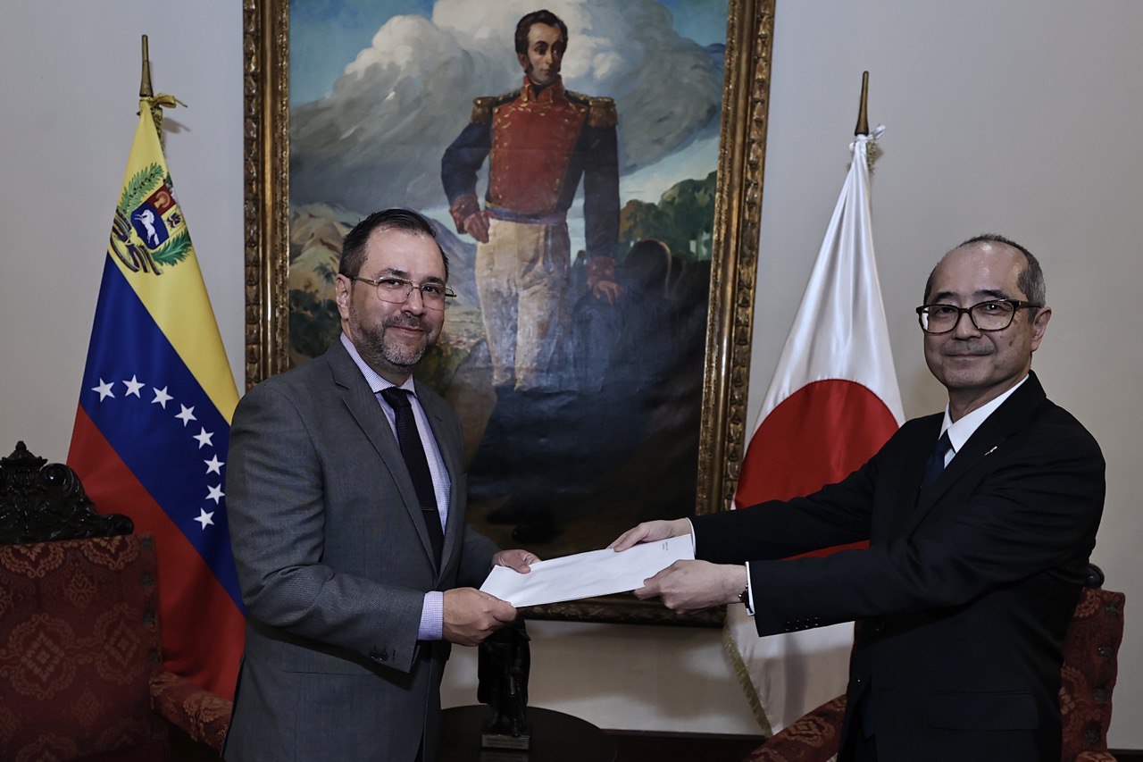 Venezuela recibe Copias de Estilo del embajador japonés Yasushi Sato