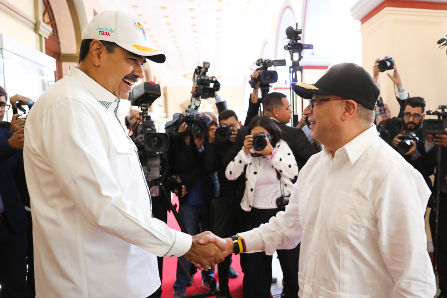 Presidente Maduro recibe en Miraflores a Gustavo Petro en visita de trabajo