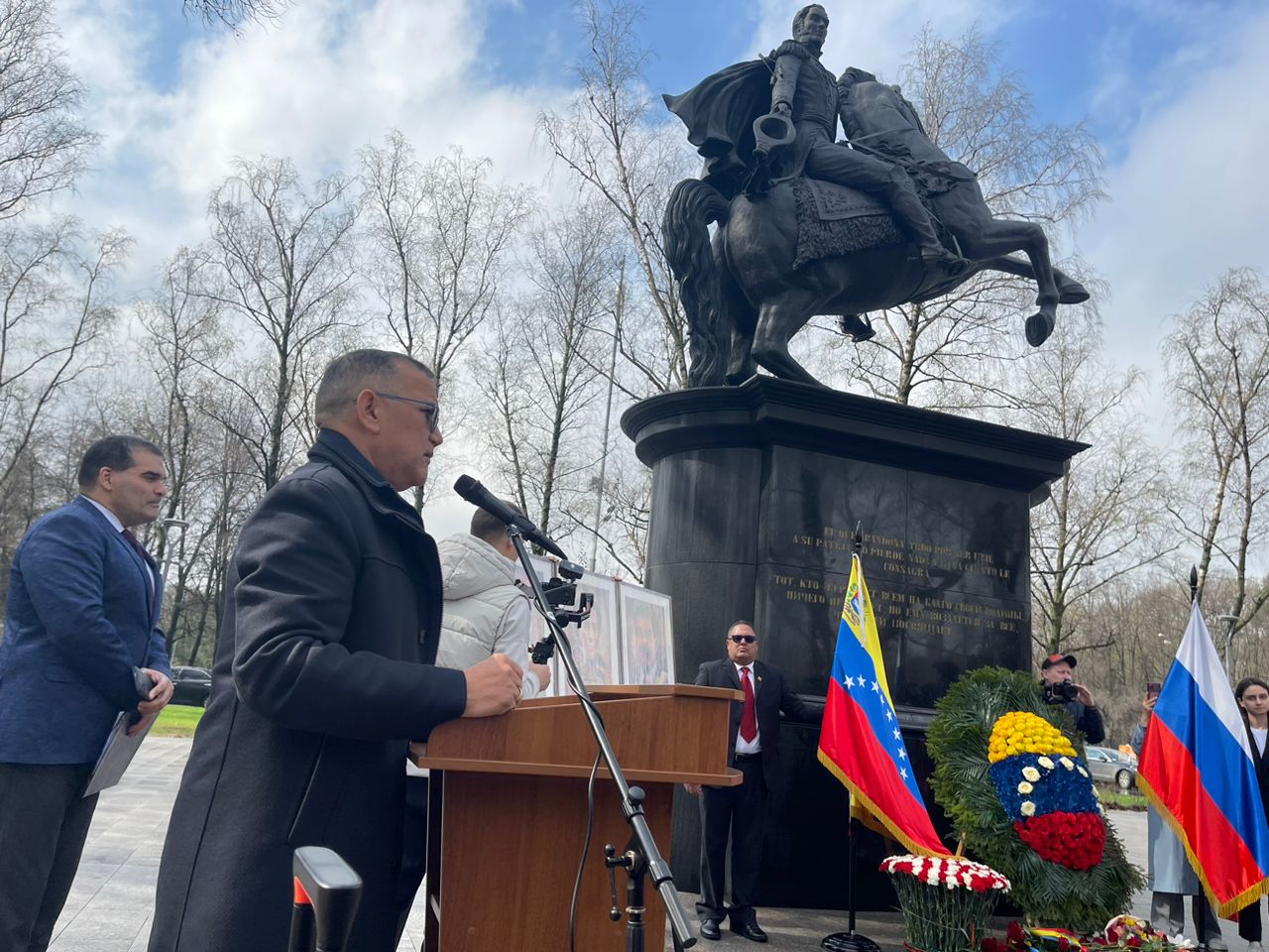 Embajada de Venezuela celebra 214 años de la declaración de la Independencia en la Plaza Bolívar de Moscú
