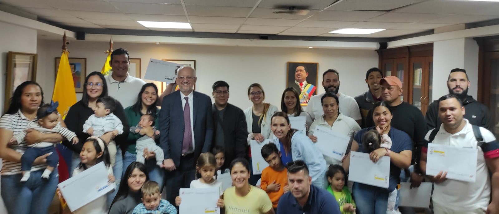 Consulado de Venezuela en Quito garantiza derecho a la identidad con entrega de Registro de Nacimiento