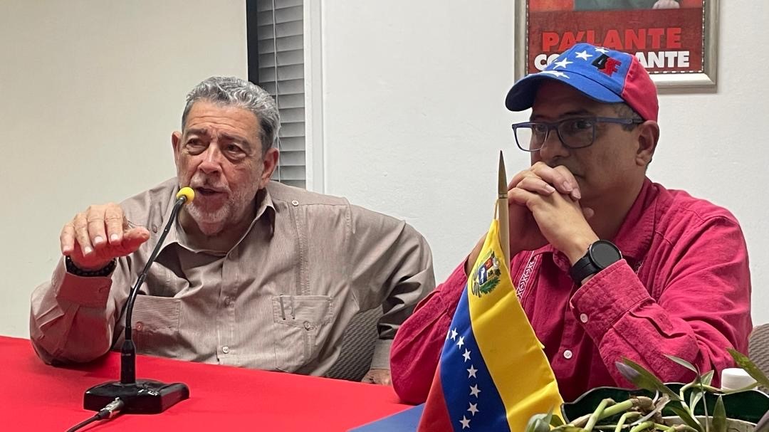Ralph Gonsalves en conversatorio La historia contada por Chávez: Debemos recordar la batalla contra el imperialismo