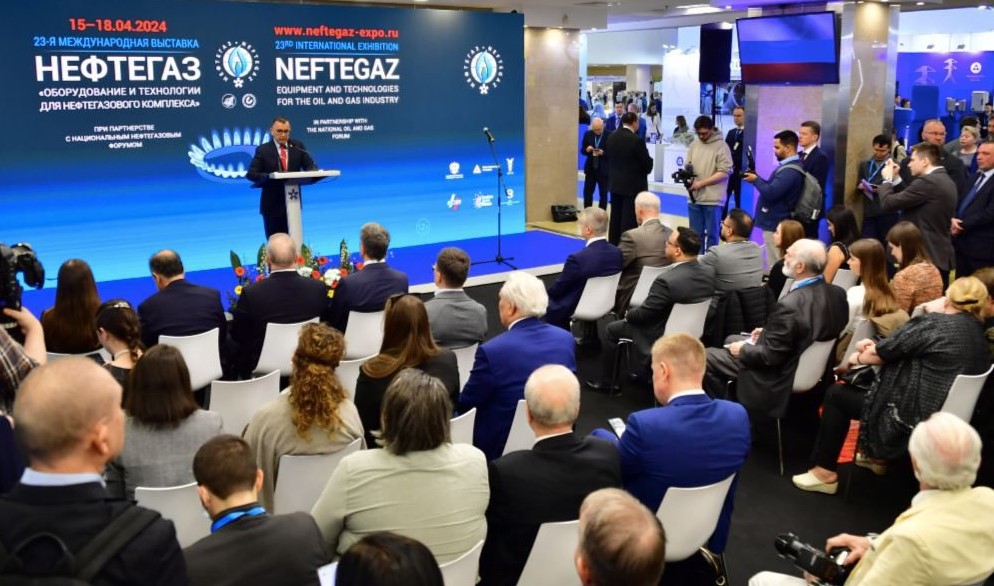 Embajador Jesús Salazar participa en inauguración de la exposición Neftegaz-2024