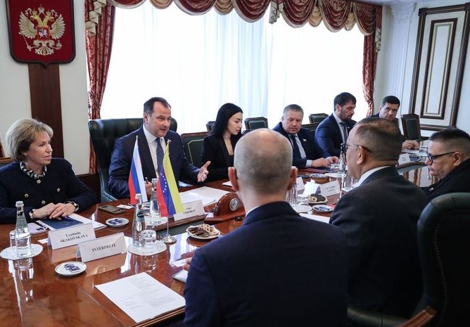 Embajador de Venezuela en Rusia se reúne con miembros del Grupo de Amistad Parlamentaria