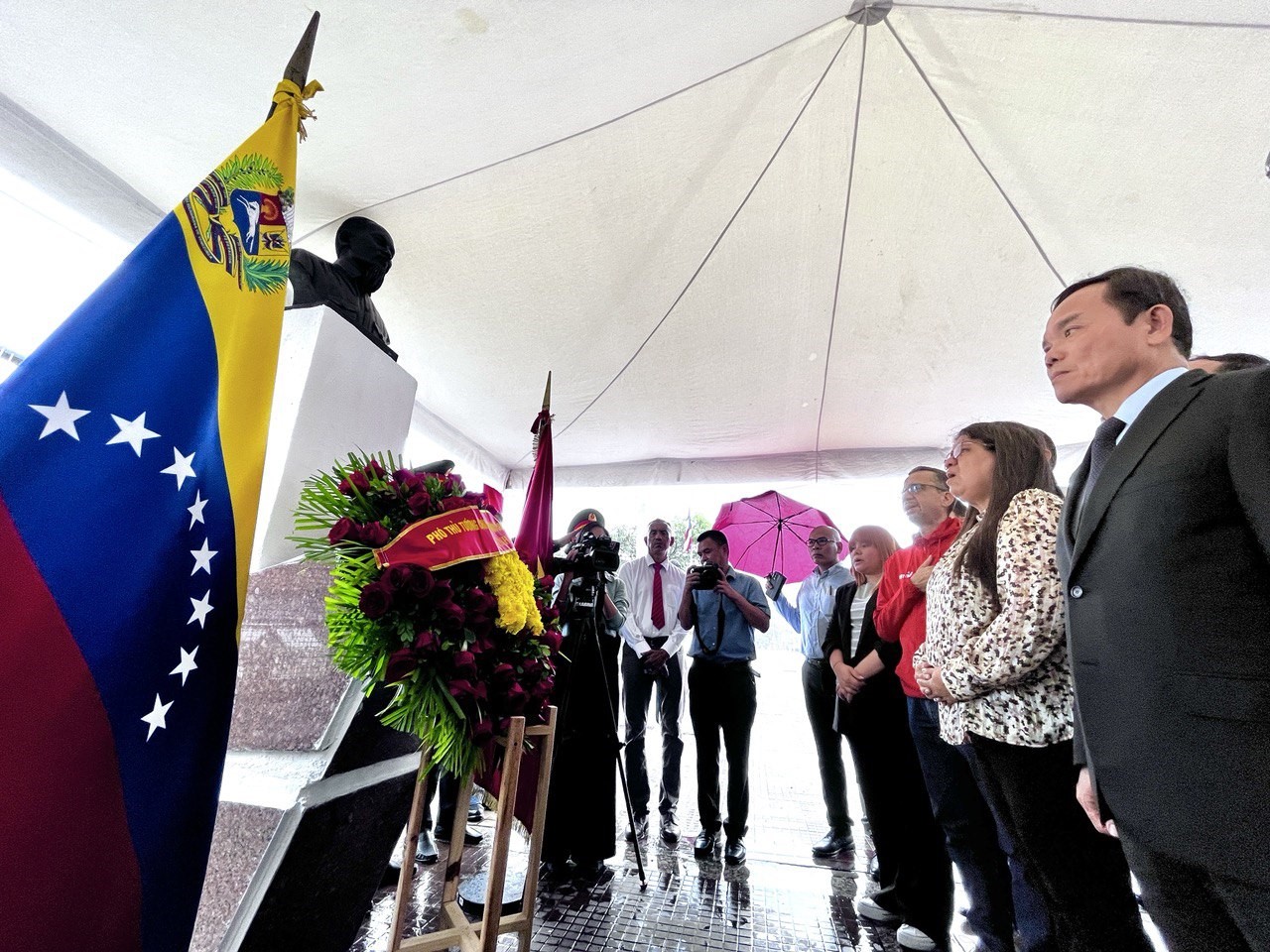 Venezuela y Vietnam rinden honores a sus líderes Hugo Chávez y Ho Chi Minh en Caracas